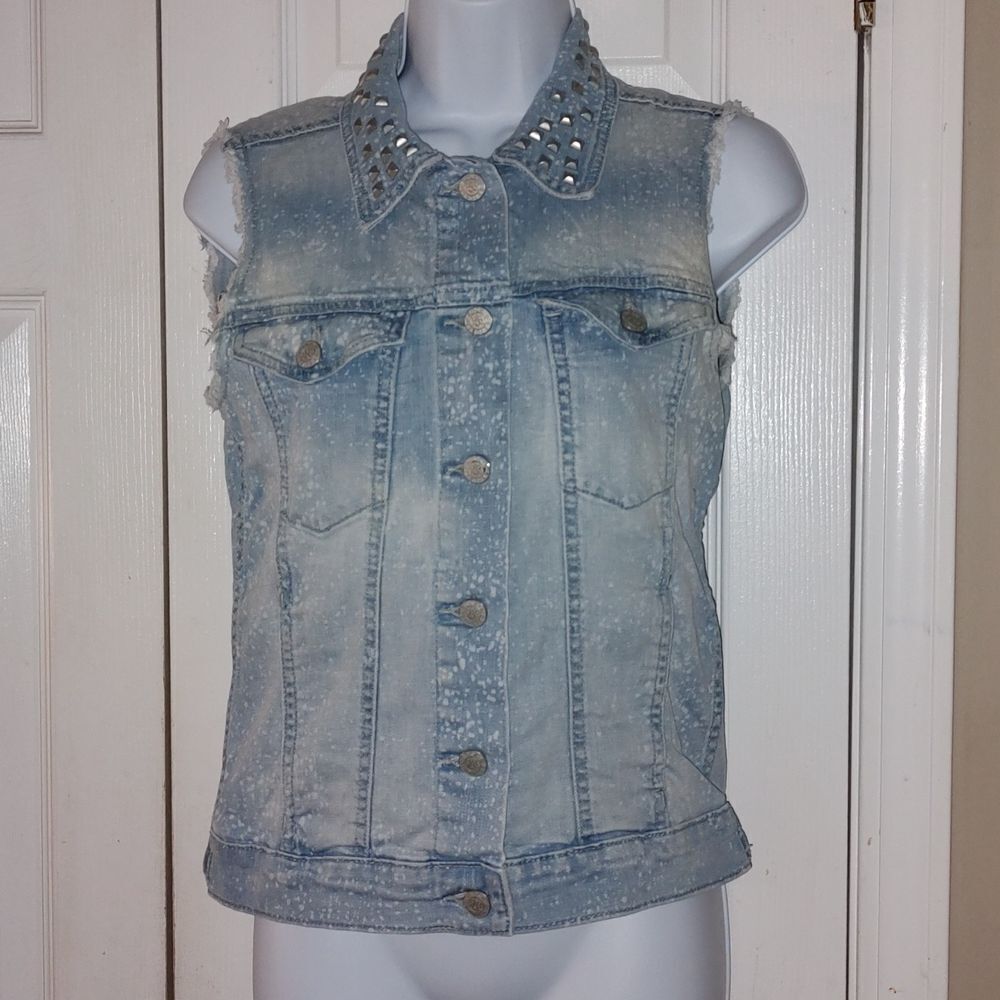 Rock & Republic  Gunshow  fray sleeve studded collar  bleached denim vest  Sz XS